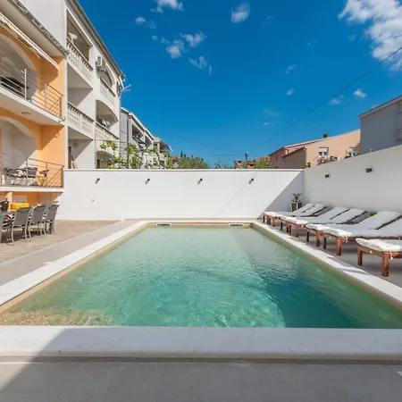 Pavla With Pool 아파트 *