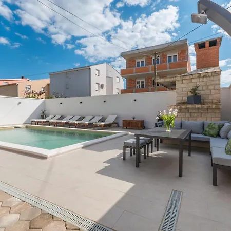 Pavla With Pool 아파트