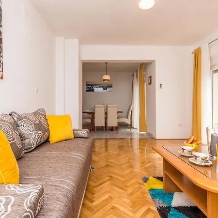 Pavla With Pool 아파트