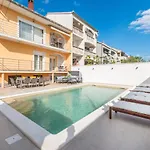 Apartment Pavla With Pool