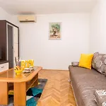 Apartment Pavla With Pool Zadar