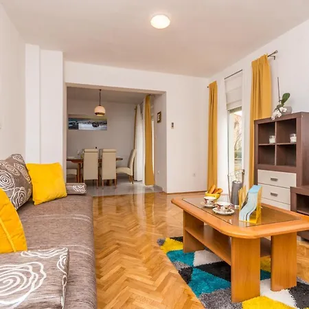 Apartament Pavla With Pool